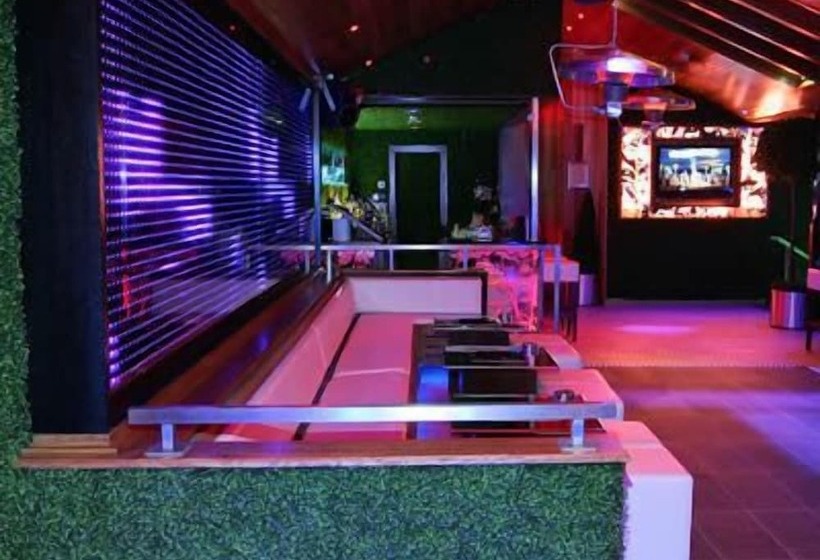 בית מלון כפרי Russell Court