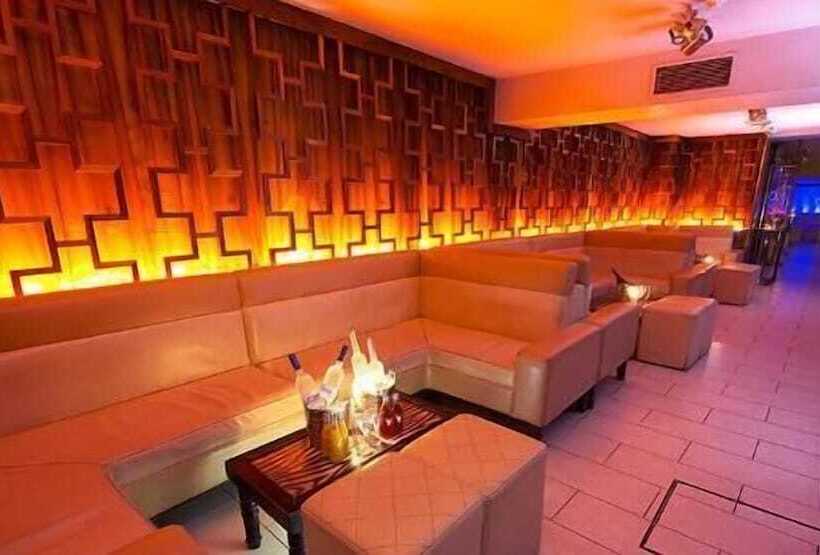 בית מלון כפרי Russell Court