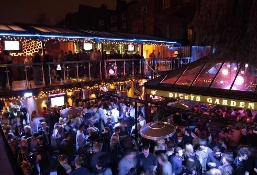 בית מלון כפרי Russell Court