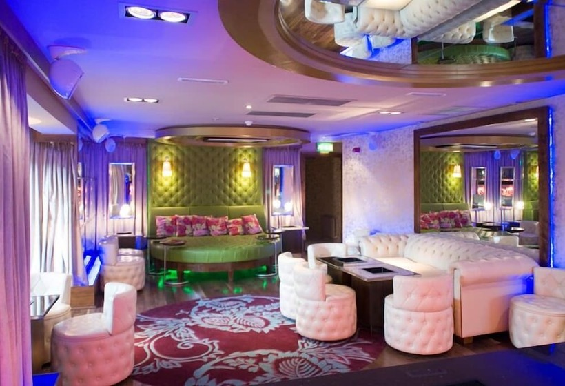 בית מלון כפרי Russell Court