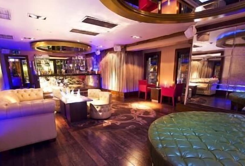 בית מלון כפרי Russell Court