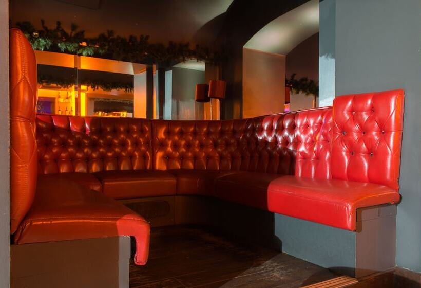 בית מלון כפרי Russell Court