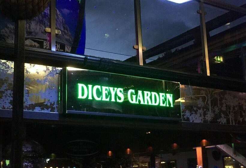 בית מלון כפרי Russell Court