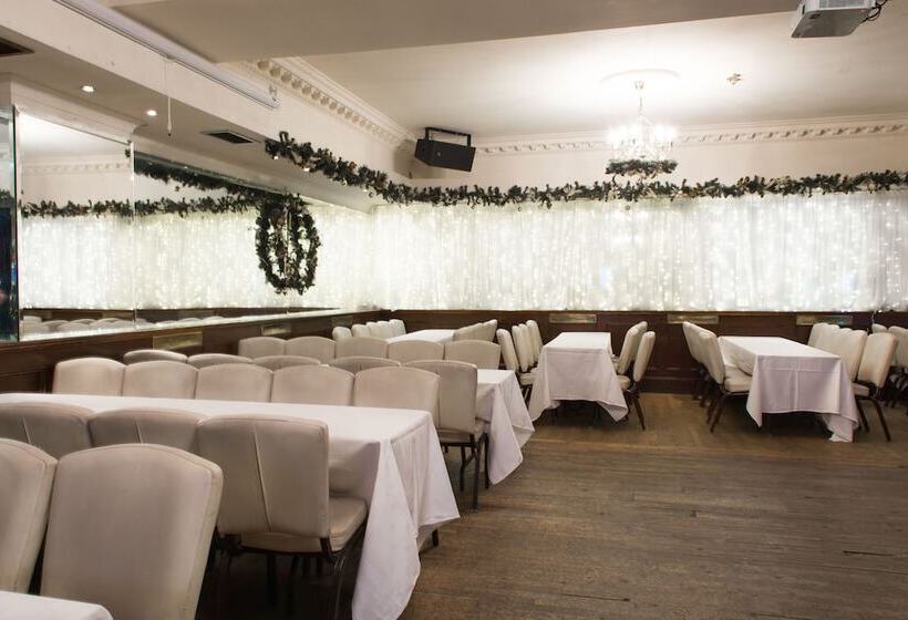 בית מלון כפרי Russell Court