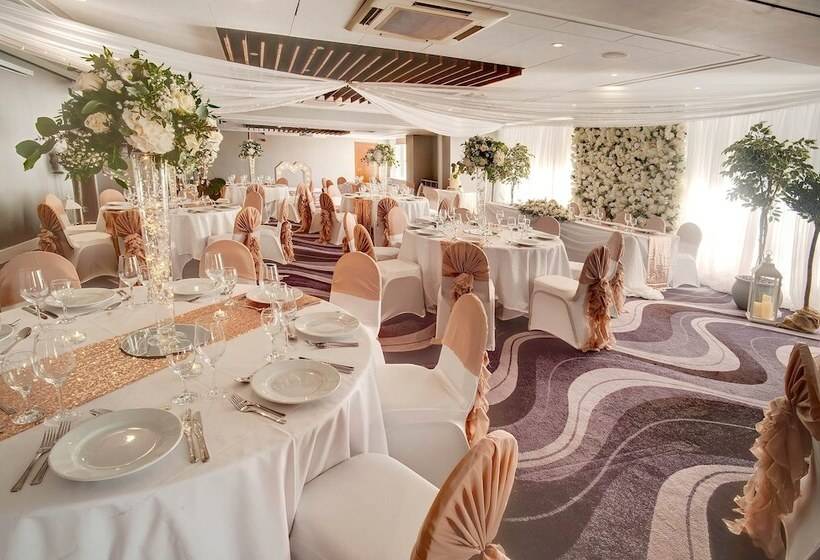 Отель Sandman Signature London Gatwick