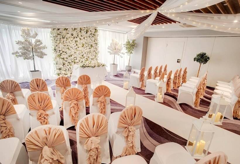 Отель Sandman Signature London Gatwick