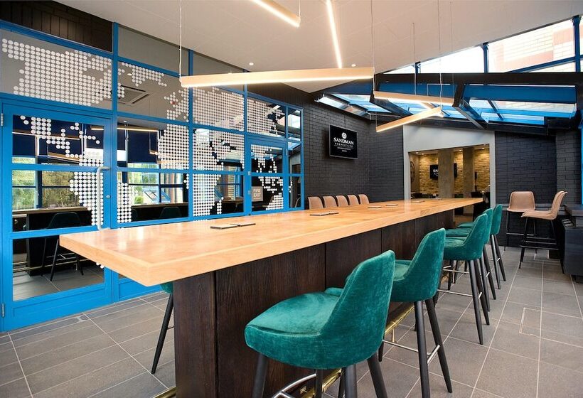 Отель Sandman Signature London Gatwick