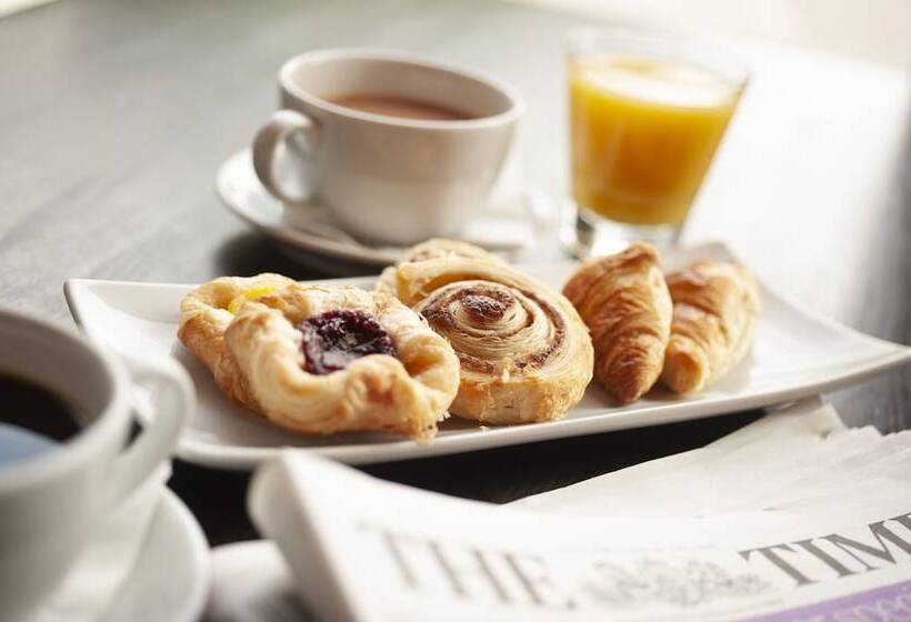 Отель Sandman Signature London Gatwick