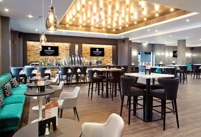 Отель Sandman Signature London Gatwick