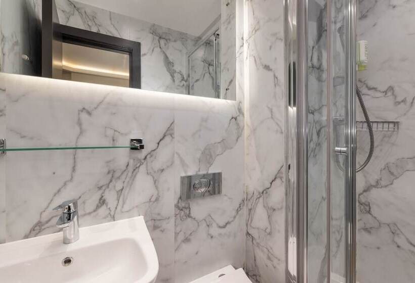 Отель St Giles London – A St Giles