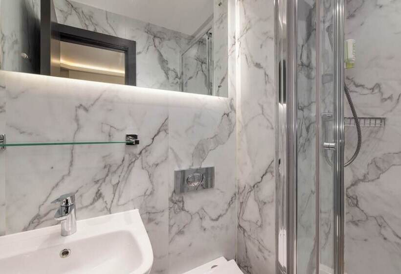 Отель St Giles London – A St Giles