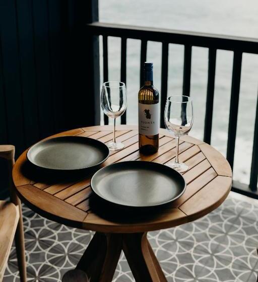 هتل The Waves At Cane Bay