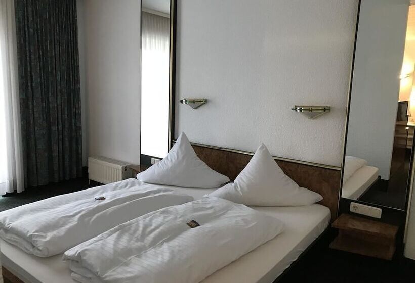 בית מלון כפרי Bitterfelder Hof   Mongoo Gmbh