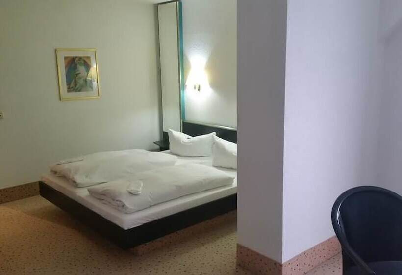 בית מלון כפרי Bitterfelder Hof   Mongoo Gmbh