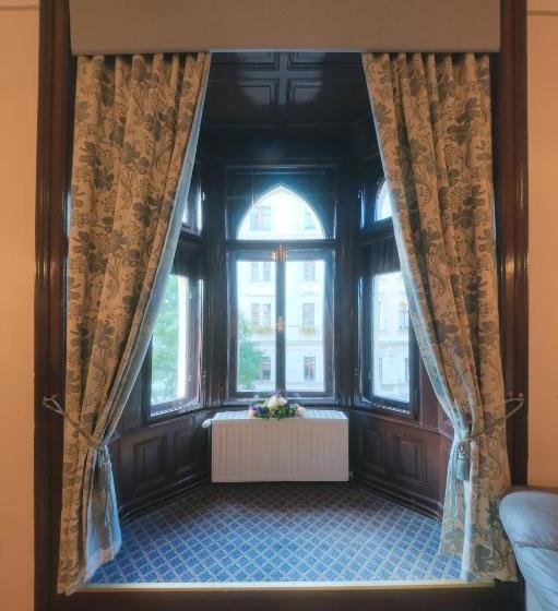 هتل Carlton Opera