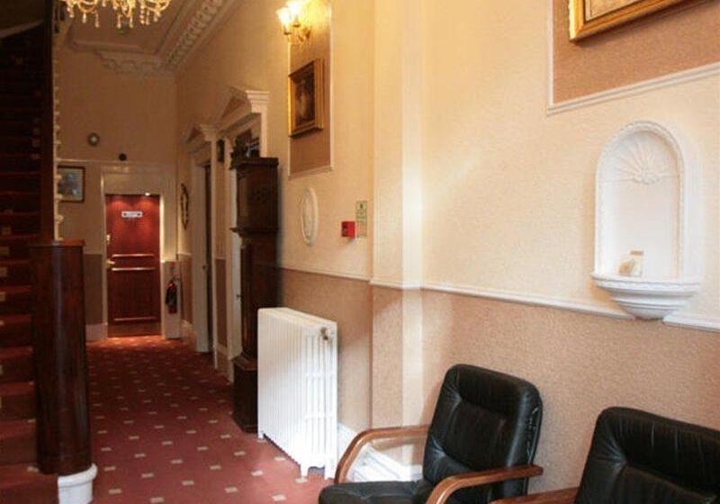 בית מלון כפרי Clifton