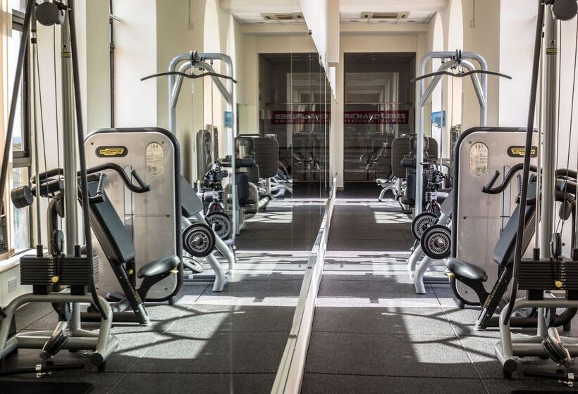 هتل Corinthia St George S Bay