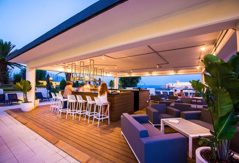 هتل Corinthia St George S Bay