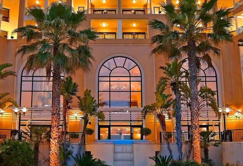 هتل Corinthia St George S Bay