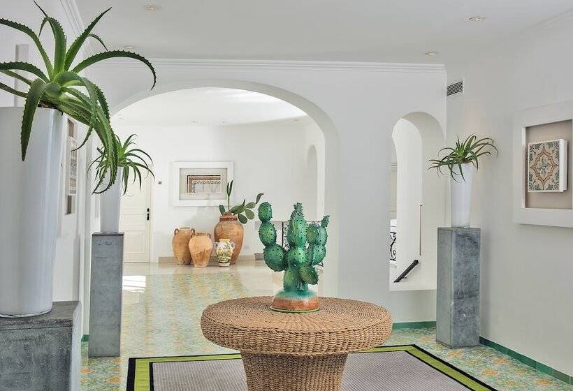 Отель La Minerva