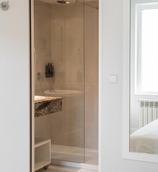 Latroupe Grand Place Hostel