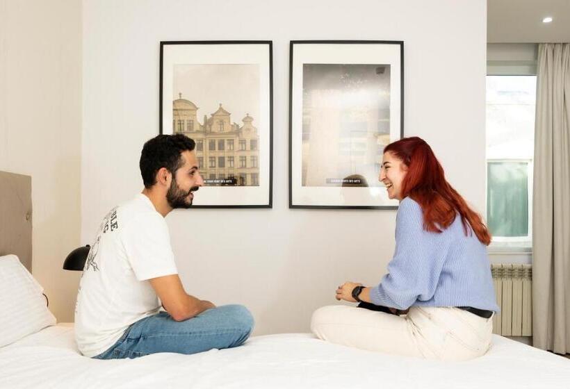 Latroupe Grand Place Hostel