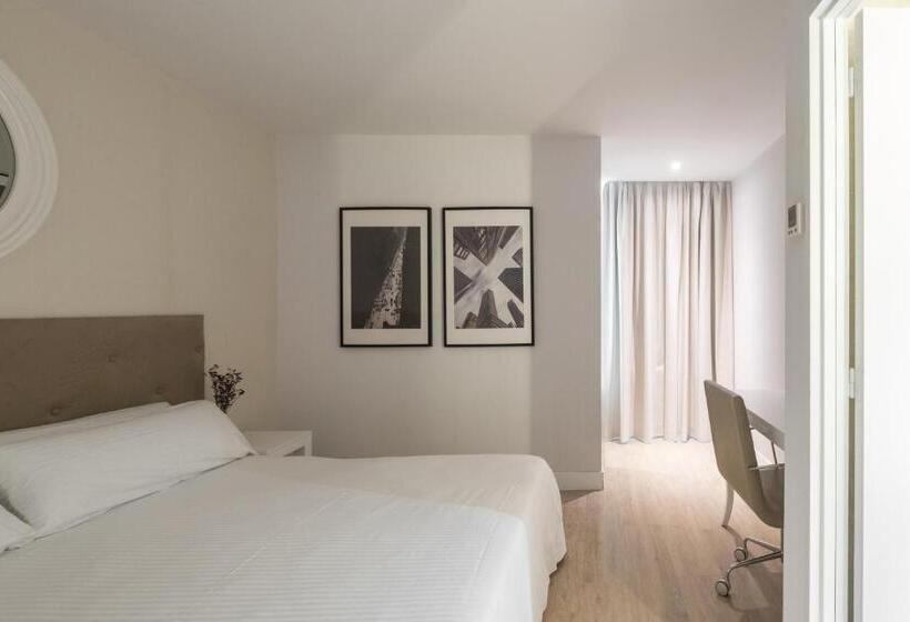 Latroupe Grand Place Hostel