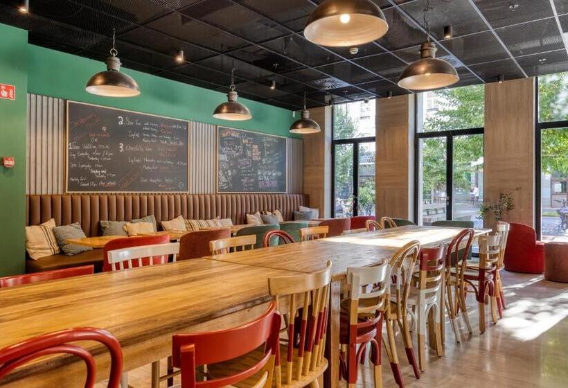 Latroupe Grand Place Hostel