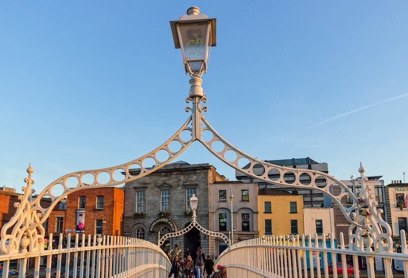 בית מלון כפרי Leonardo Dublin Christchurch