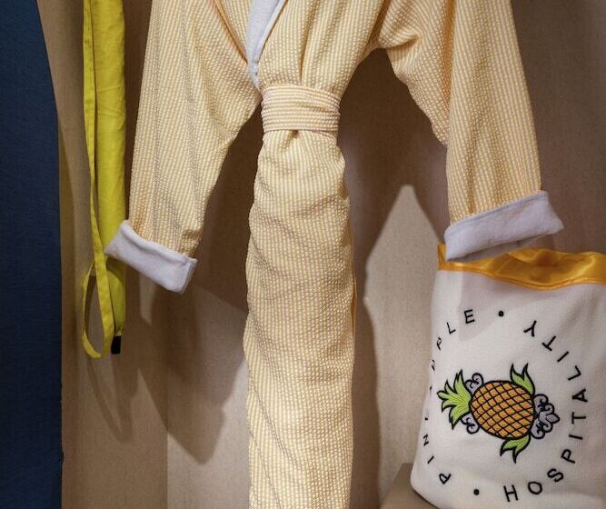 Отель Staypineapple, University Inn, University District Seattle