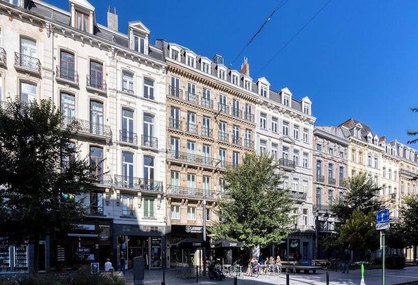 Latroupe Grand Place Hostel