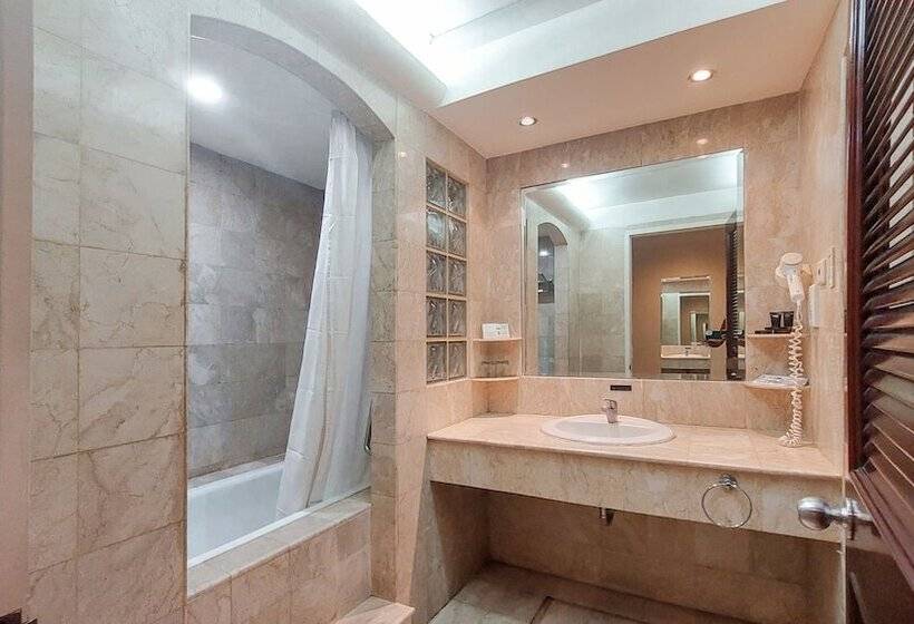 Surabaya Suites Hotel Powered By Archipelago