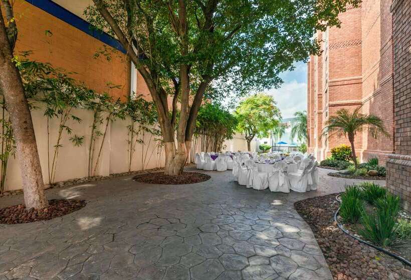 בית מלון כפרי Wyndham Garden Monterrey Norte