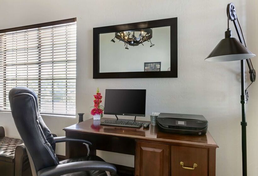 هتل Best Western Superstition Springs Inn