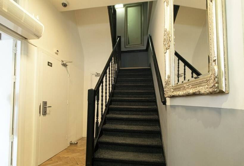 هتل Quentin Arrive