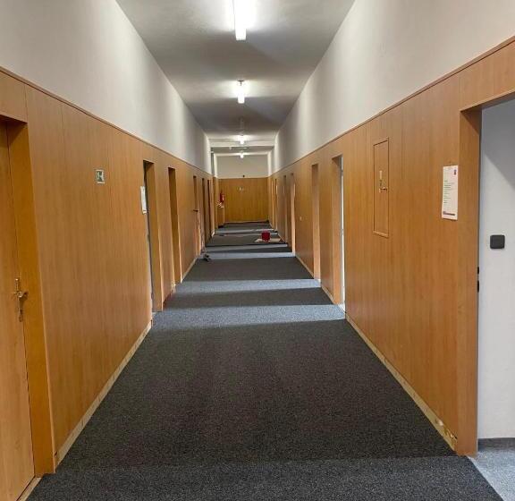 هتل Stadion Hradec Králové