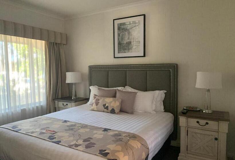 Blazing Stump Motel & Suites