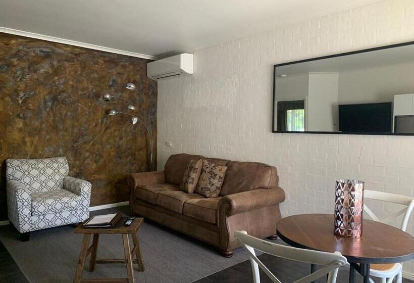 Blazing Stump Motel & Suites