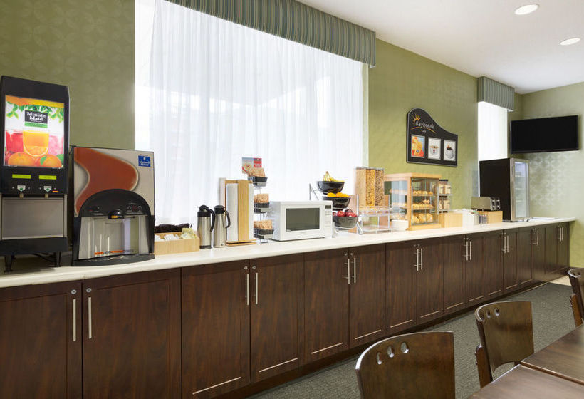 בית מלון כפרי Days Inn By Wyndham Toronto East Beaches