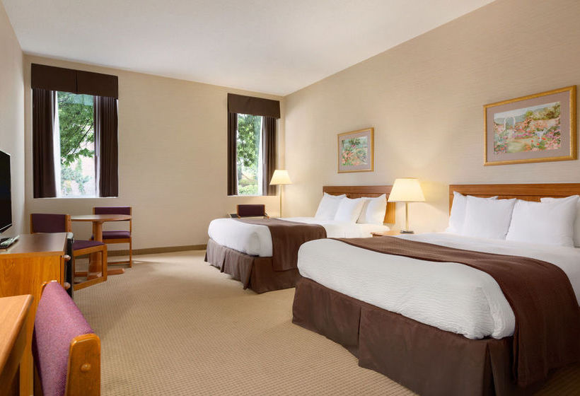 בית מלון כפרי Days Inn By Wyndham Toronto East Beaches