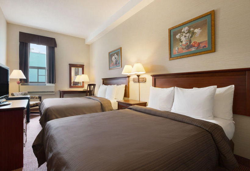 בית מלון כפרי Days Inn By Wyndham Toronto East Beaches