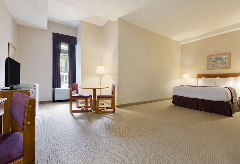 בית מלון כפרי Days Inn By Wyndham Toronto East Beaches