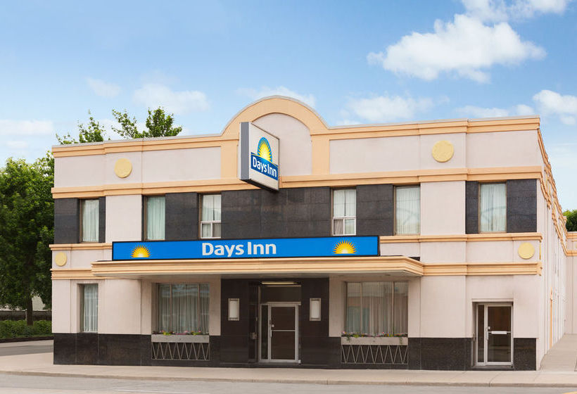 בית מלון כפרי Days Inn By Wyndham Toronto East Beaches