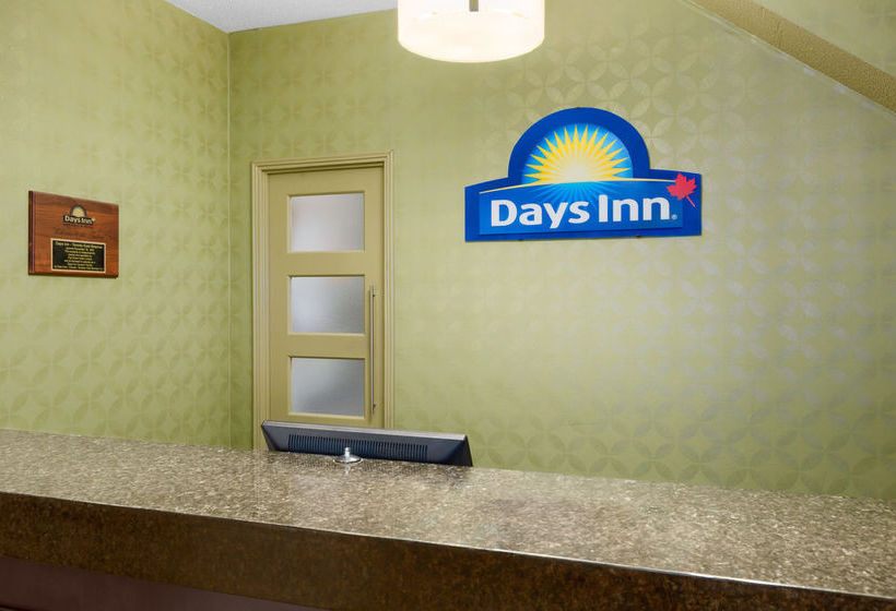 בית מלון כפרי Days Inn By Wyndham Toronto East Beaches
