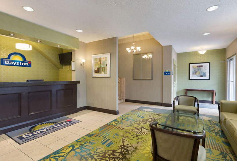 בית מלון כפרי Days Inn By Wyndham Toronto East Beaches