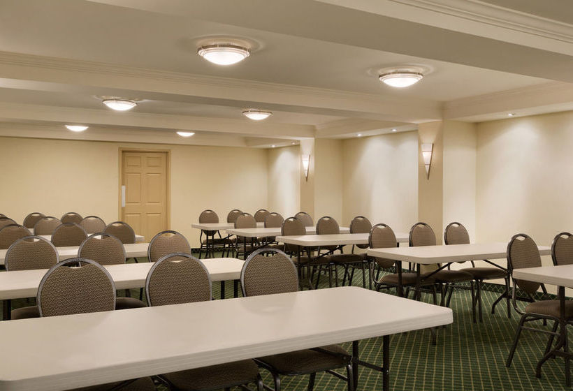 בית מלון כפרי Days Inn By Wyndham Toronto East Beaches