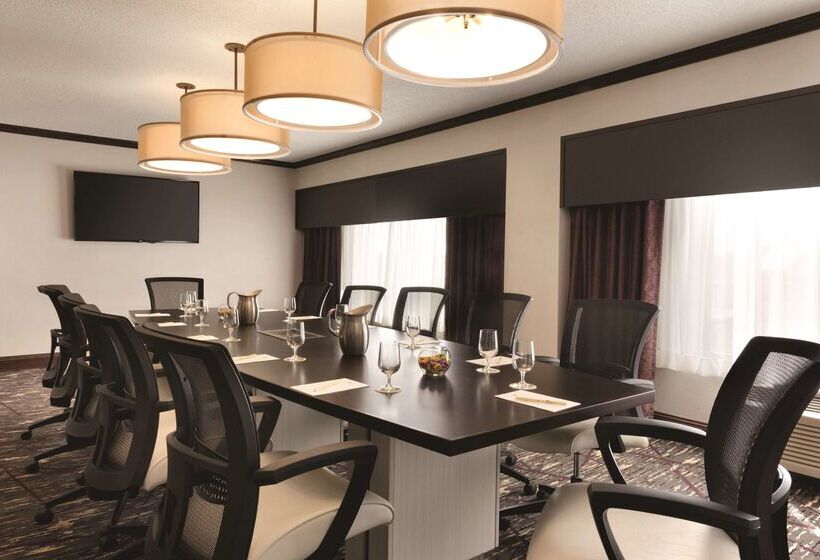 فندق Doubletree By Hilton Milwaukee Brookfield