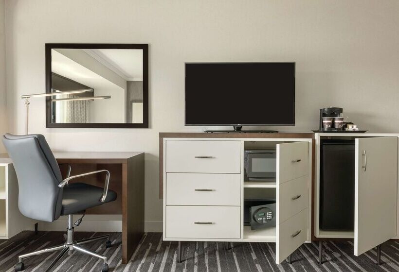 فندق Doubletree By Hilton Milwaukee Brookfield