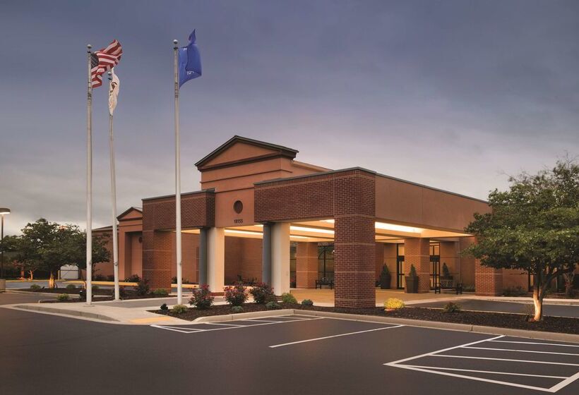 فندق Doubletree By Hilton Milwaukee Brookfield