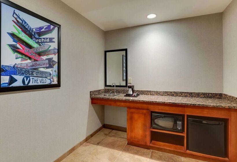 هتل Drury Inn & Suites Phoenix Airport